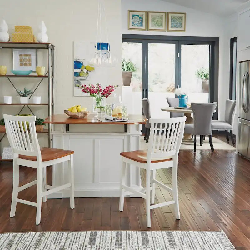 Set da cucina con isola in rovere bianco sporco anticato Americana di Homestyles con due sgabelli da bancone