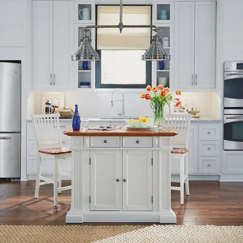 Set da cucina con isola in rovere bianco sporco anticato Americana di Homestyles con due sgabelli da bancone