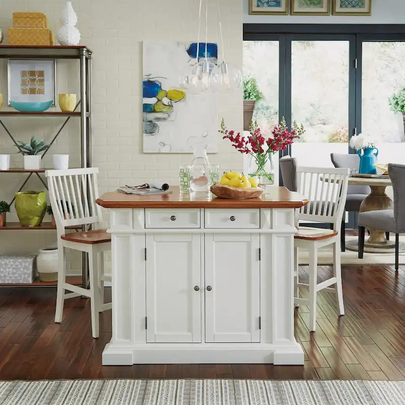 Set da cucina con isola in rovere bianco sporco anticato Americana di Homestyles con due sgabelli da bancone