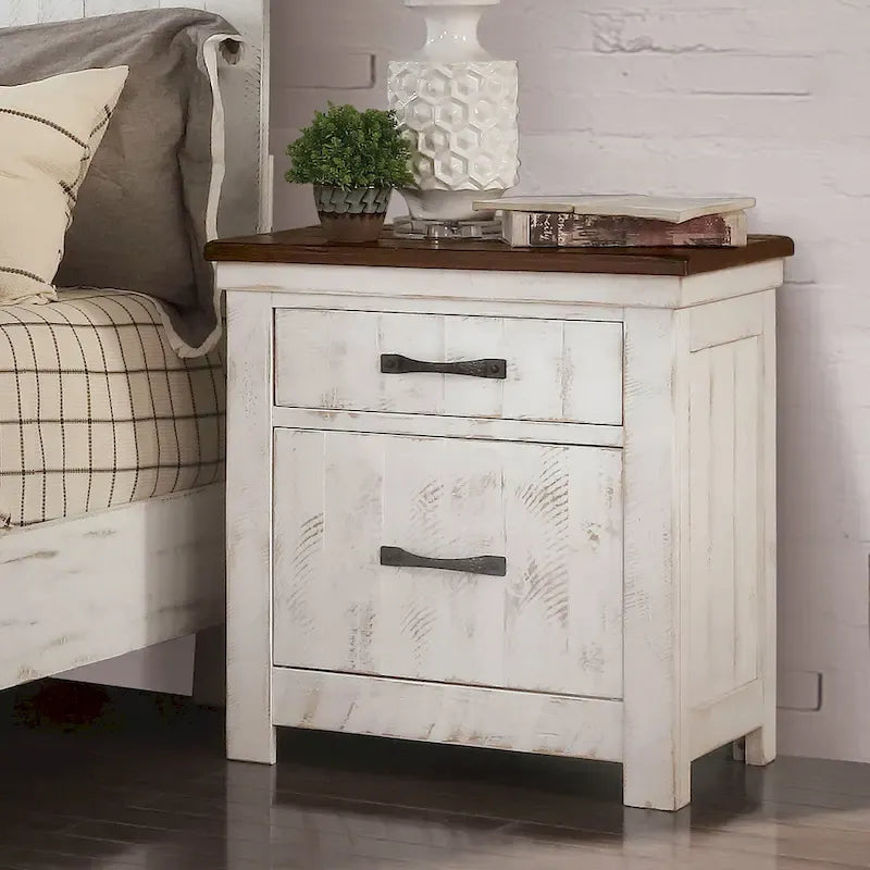 Set da camera da letto Ynez Farmhouse in pino bianco con 4 pannelli e porta USB di Furniture of America