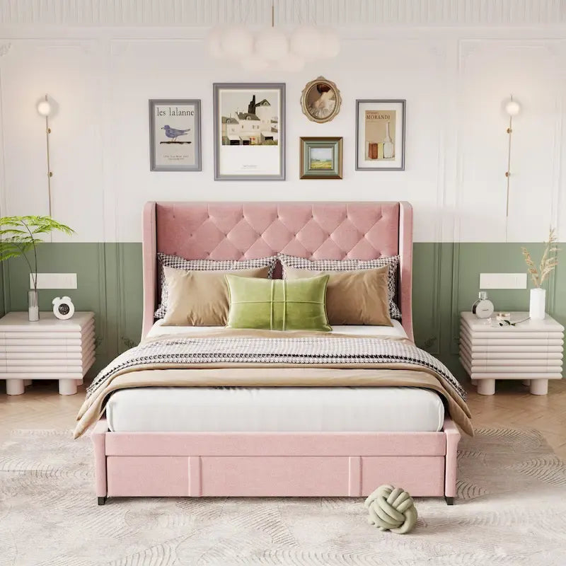 Letto matrimoniale imbottito con testiera Wingback e un grande cassetto