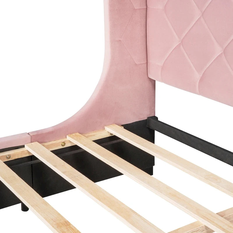 Letto matrimoniale imbottito con testiera Wingback e un grande cassetto