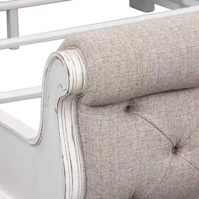 Letto a slitta imbottito California King Magnolia Manor Antique White Weathered Bark