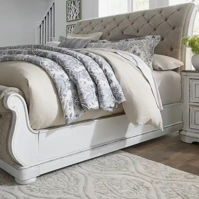 Letto a slitta imbottito California King Magnolia Manor Antique White Weathered Bark