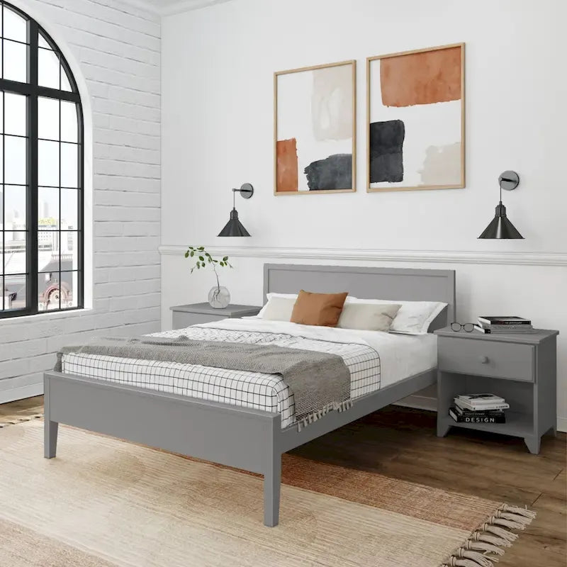 Letto matrimoniale con travi a vista e testiera a pannello