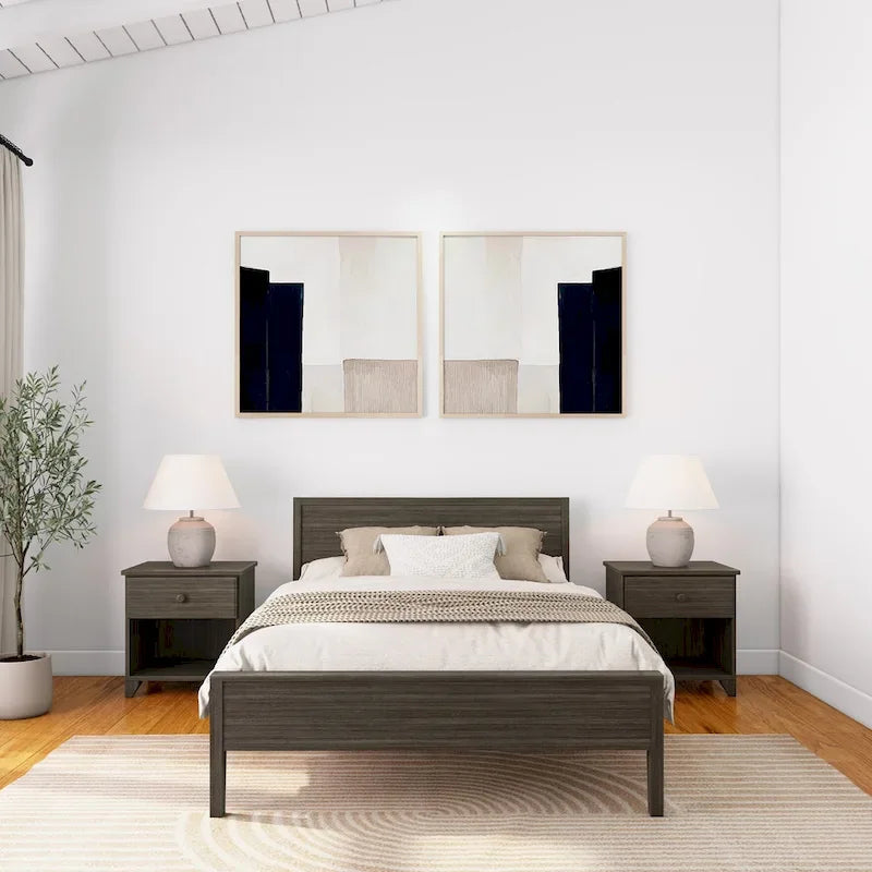 Letto matrimoniale con travi a vista e testiera a pannello