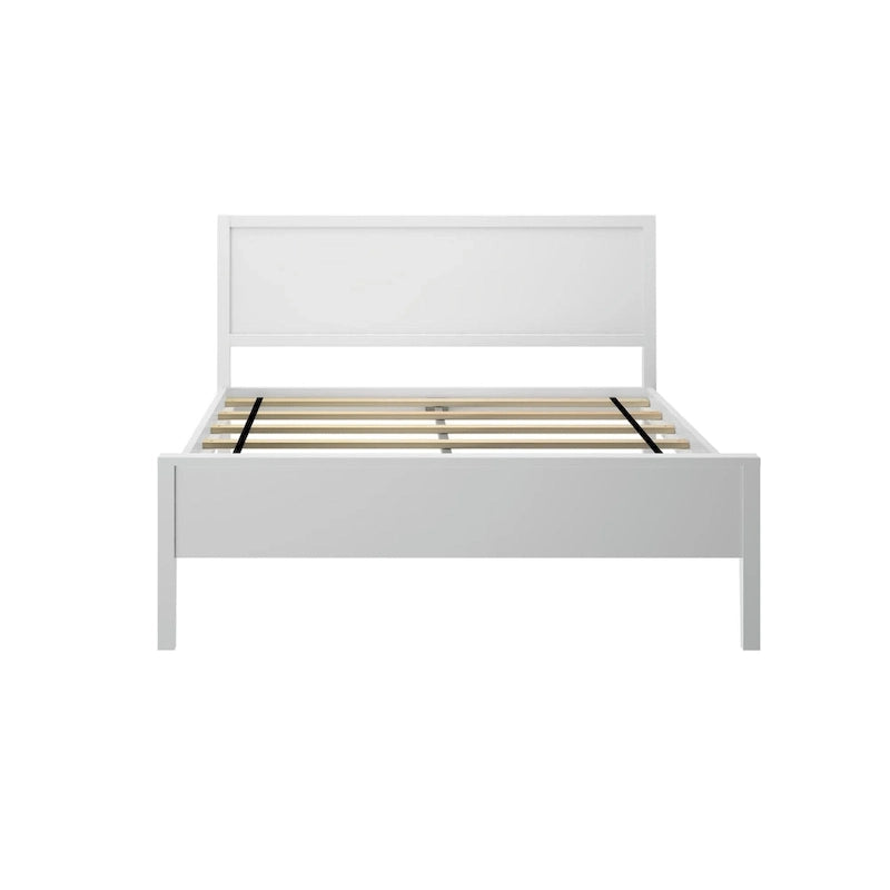 Letto matrimoniale con travi a vista e testiera a pannello