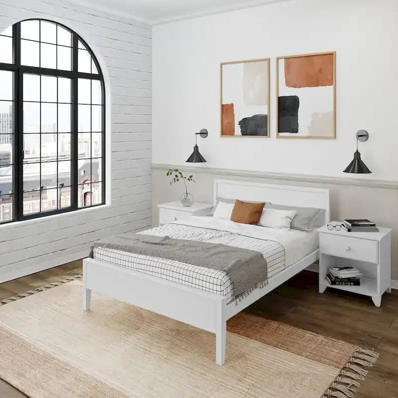 Letto matrimoniale con travi a vista e testiera a pannello