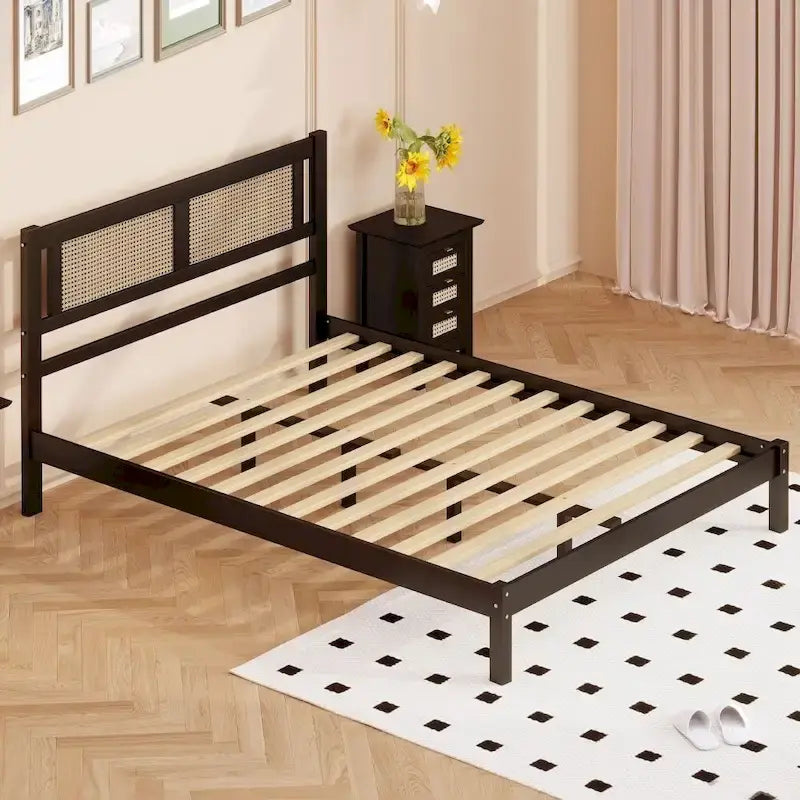 Letto matrimoniale con piattaforma in legno e testiera in rattan naturale, squisita eleganza con fascino minimalista