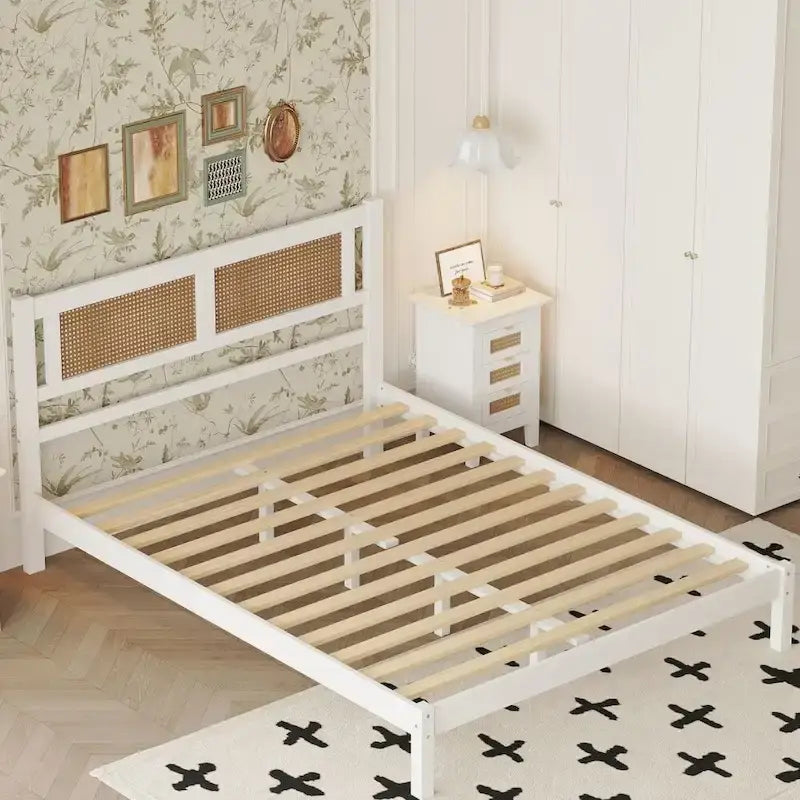 Letto matrimoniale con piattaforma in legno e testiera in rattan naturale, squisita eleganza con fascino minimalista