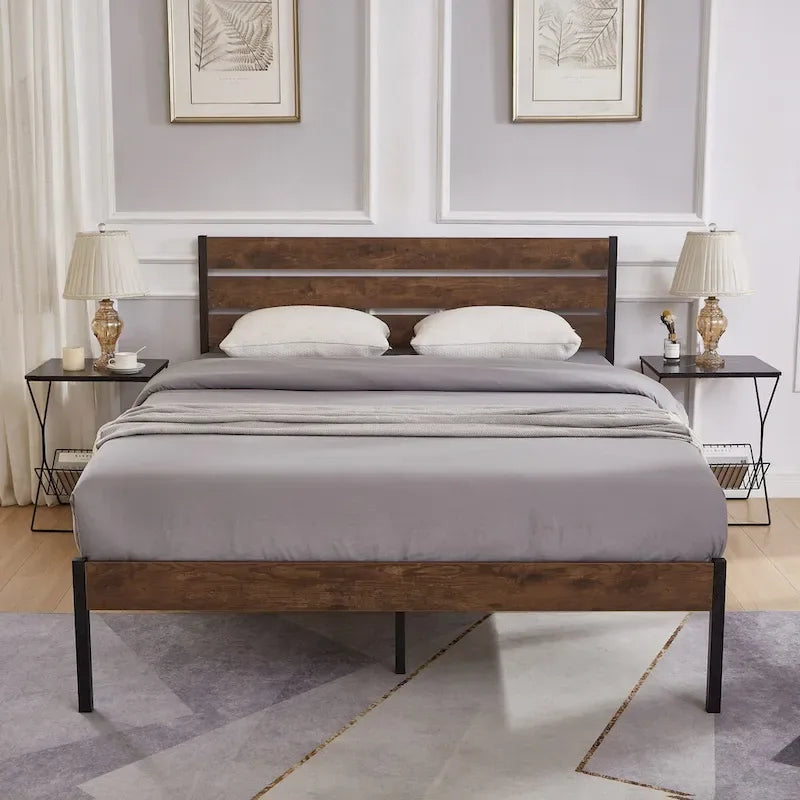 Struttura del letto con testiera in legno, struttura in metallo con doghe resistenti